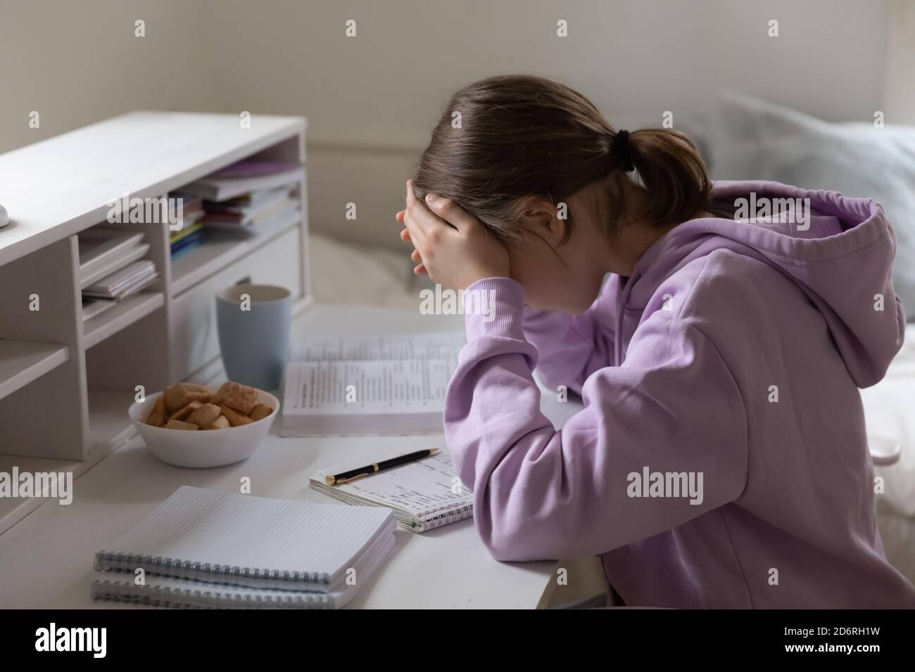 Une jeune fille malheureuse a insisté pour étudier à la maison Banque D'Images