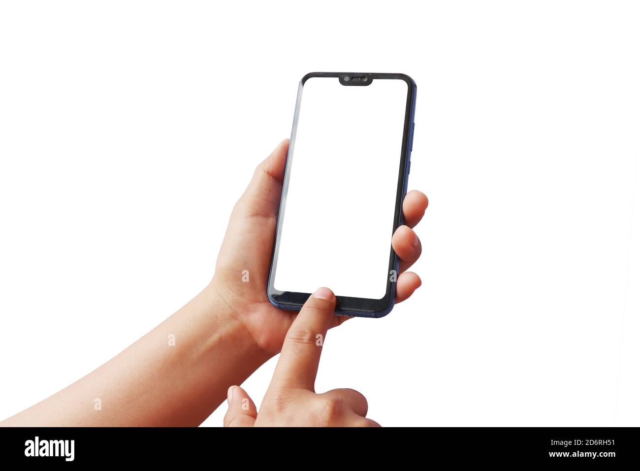 Une femme utilise ses doigts pour imprimer sur l'écran d'un téléphone mobile moderne, isolé sur un fond blanc avec des chemins d'écrêtage. Banque D'Images