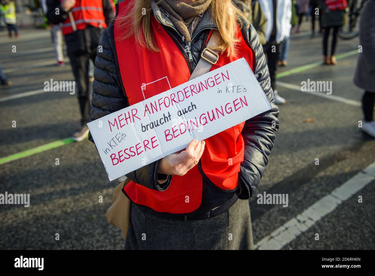 Kiel, Allemagne. 19 octobre 2020. Un participant à un rassemblement de grève sur le terrain du défilé lors de la grève des jetons de service public tient un panneau indiquant « les demandes de plus ont également besoin de meilleures conditions ». Outre les cliniques et les services de garde d'enfants, les services publics, les administrations municipales et les entreprises d'élimination des déchets, ainsi que les bureaux d'approvisionnement en eau et de transport maritime, les théâtres, les hôpitaux municipaux, les garderies, les services d'urgence, les caisses d'épargne et les agences d'emploi du Schleswig-Holstein sont tous en grève. Credit: Gregor Fischer/dpa/Alay Live News Banque D'Images