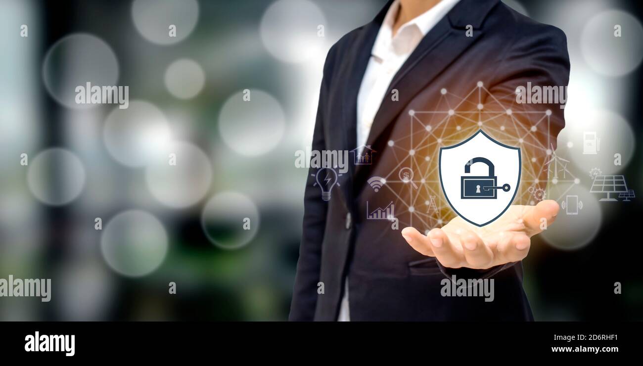 Homme d'affaires tenant une icône de bouclier, concept de protection, protection de réseau informatique, sûreté et sécurité. Banque D'Images