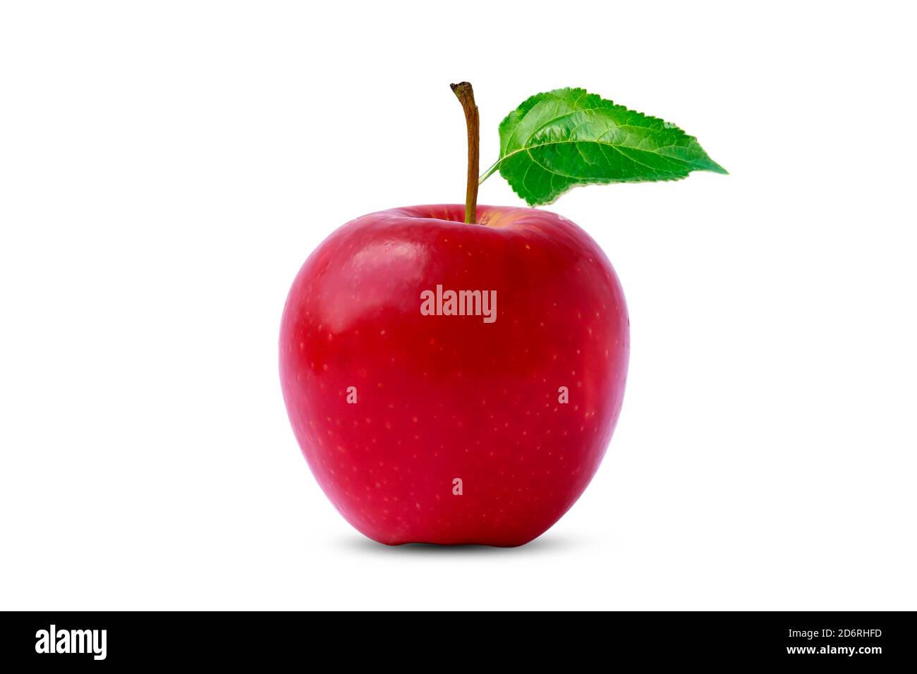 Les pommes rouges et les feuilles vertes sont isolées sur un fond blanc avec le chemin d'écrêtage. Banque D'Images