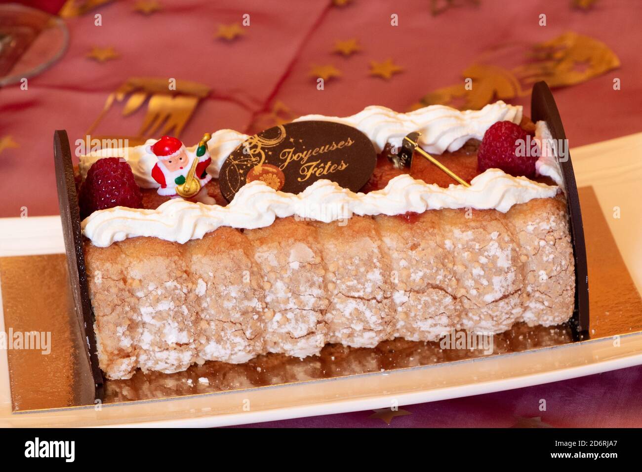 Yule log avec la figurine Santa Claus et le chocolat avec heureux la saison des fêtes est écrite en français Banque D'Images