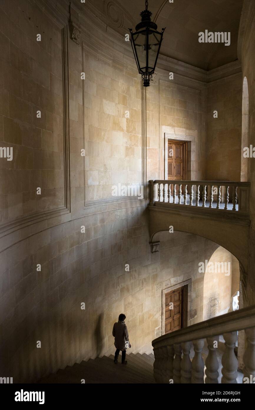 Une seule femme descend un escalier dans le Palacio de Carlos V, la Alhambra, Grenade, Andalousie, Espagne. MODÈLE LIBÉRÉ Banque D'Images