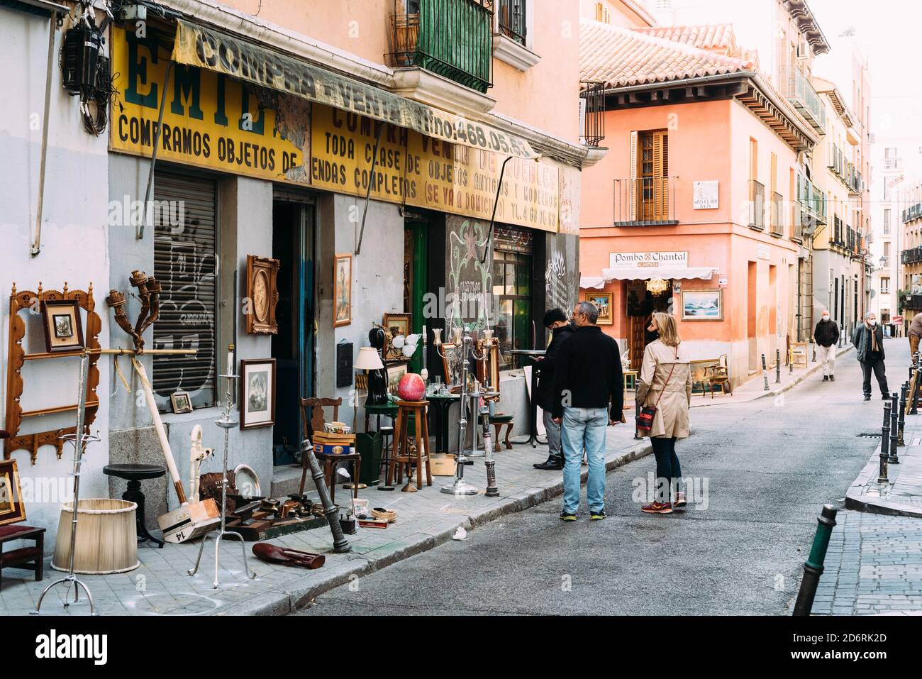 Madrid, Espagne - 20 octobre 2020 : personnes au célèbre marché El Rastro de la Latina, dans le centre de Madrid. Antiquités, objets et vieux meubles sont di Banque D'Images