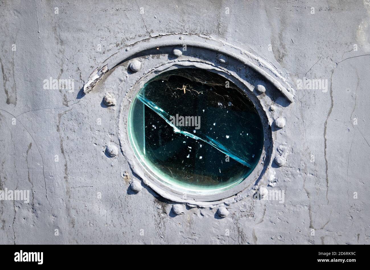 Un orifice avec vitre fissurée Banque D'Images