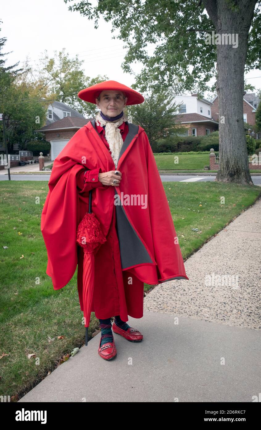 Portrait posé d'une femme vêtue presque entièrement en rouge. À Flushing, Queens, New York. Banque D'Images