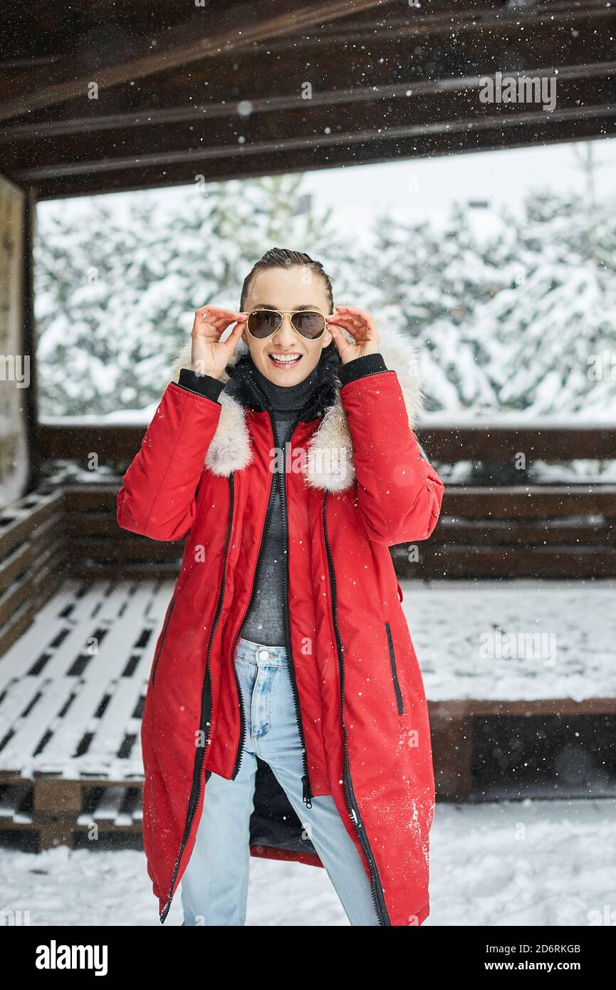 Un portrait de la belle fille caucasienne dans les glases à l'extérieur dans hiver enneigé Banque D'Images