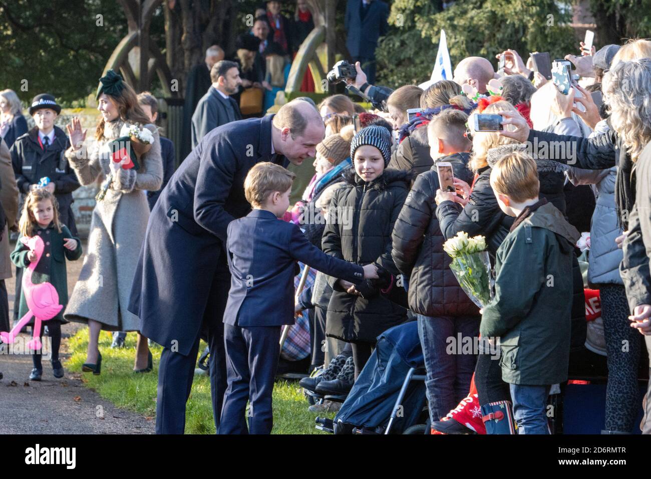 Duc et duchesse de Cambridge avec le prince George et la princesse Charlotte rencontrent la foule après le service du dimanche le jour de Noël 2019 à Sandringham Banque D'Images