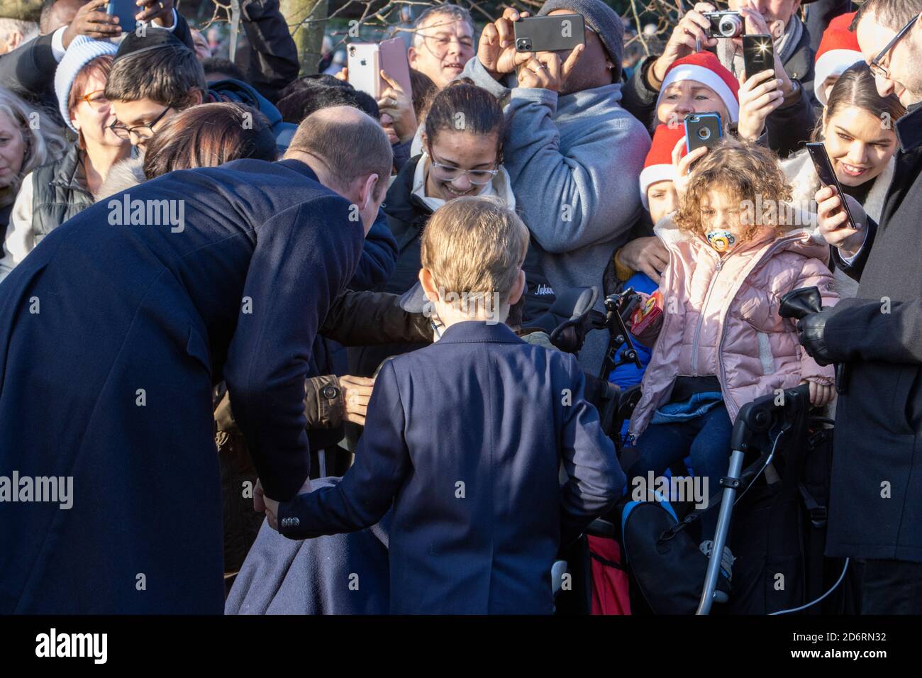 Duc et duchesse de Cambridge avec le prince George et la princesse Charlotte rencontrent la foule après le service du dimanche le jour de Noël 2019 à Sandringham Banque D'Images