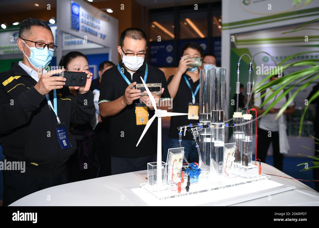 Foshan, province chinoise de Guangdong. 19 octobre 2020. Les participants voient un système de production d'hydrogène exposé lors de la Conférence sur l'industrie de l'hydrogène du Programme des Nations Unies pour le développement (PNUD) à Foshan, dans la province de Guangdong, dans le sud de la Chine, le 19 octobre 2020. La Conférence du PNUD sur l'industrie de l'hydrogène 2020 a débuté ici lundi. Credit: Deng Hua/Xinhua/Alay Live News Banque D'Images