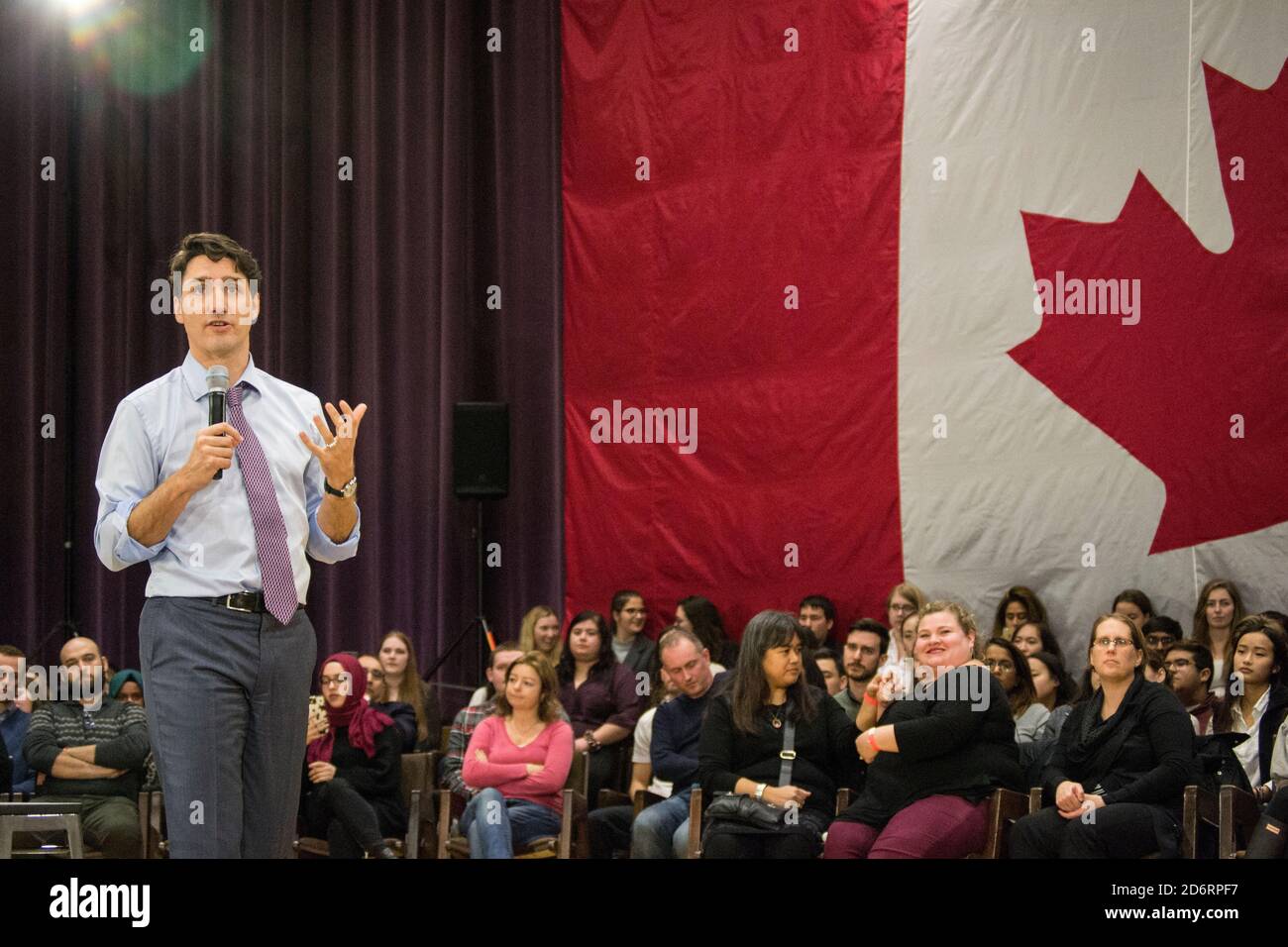 Justin Trudeau, Kate Young et Peter Fragiskatos parlent à l'Université Western, dans le Hall des anciens Banque D'Images