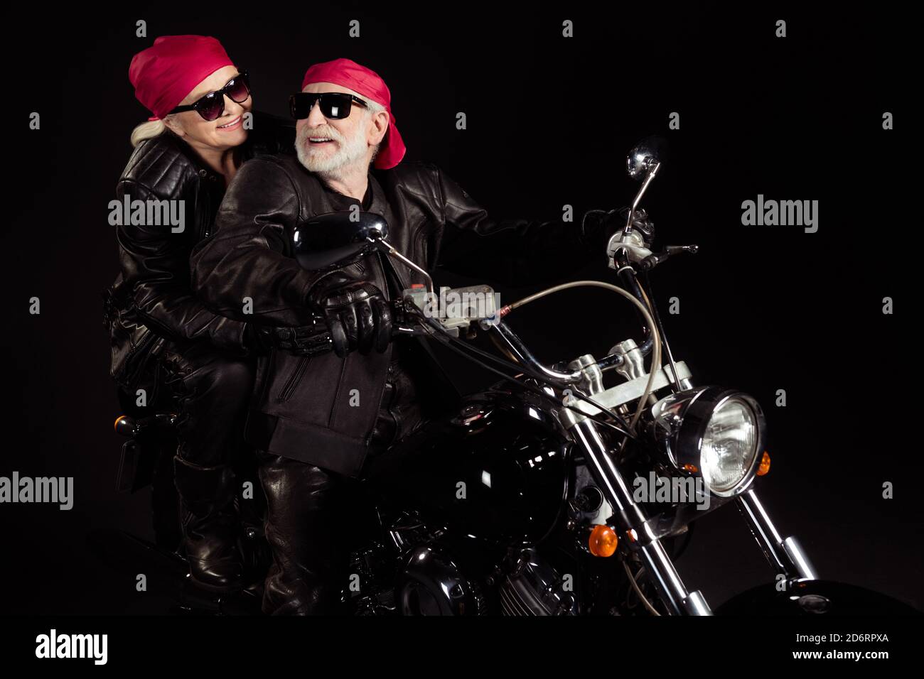 Photo de motards gris cheveux homme femme couple conduire vintage chopper  moto voyage retraité sentir jeune vêtements tendance bascule pantalon de  veste en cuir Photo Stock - Alamy