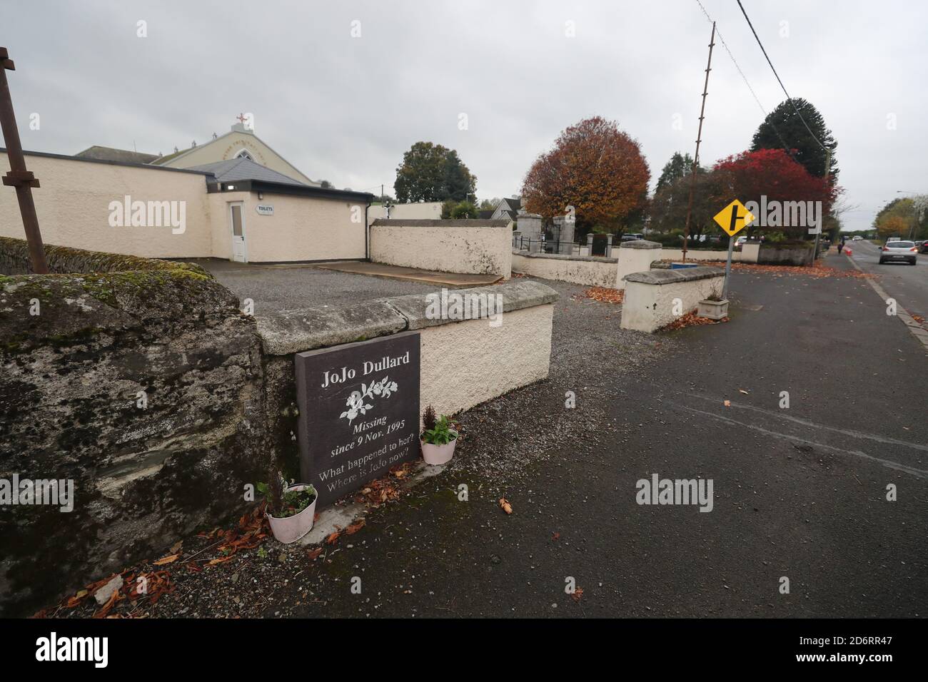 Un monument commémoratif du dernier endroit connu où Josephine ÒJoJoÓ Dullard a été vu à Moone dans Co Kildare, comme Gardai a annoncé sa disparition il y a 25 ans, a été transformé en meurtre. Banque D'Images