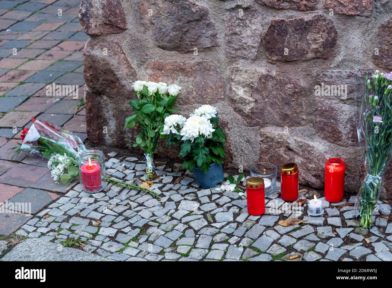Halle, Allemagne. 09e octobre 2020. Devant la synagogue de Halle il y a des fleurs, des bougies brûlent pour commémorer les victimes de l'attaque terroriste extrémiste de droite contre le plus haut jour férié juif Yom Kippour il y a un an. À cette époque, le 9 octobre 2019, un extrémiste de droite lourdement armé avait tenté de prendre d'assaut la synagogue. Quand il a échoué parce qu'il ne pouvait pas ouvrir la lourde porte d'entrée, il a tiré sur une femme devant la synagogue et a tué un jeune homme dans un restaurant de kebab voisin. Credit: Stephan Schulz/dpa-Zentralbild/ZB/dpa/Alay Live News Banque D'Images