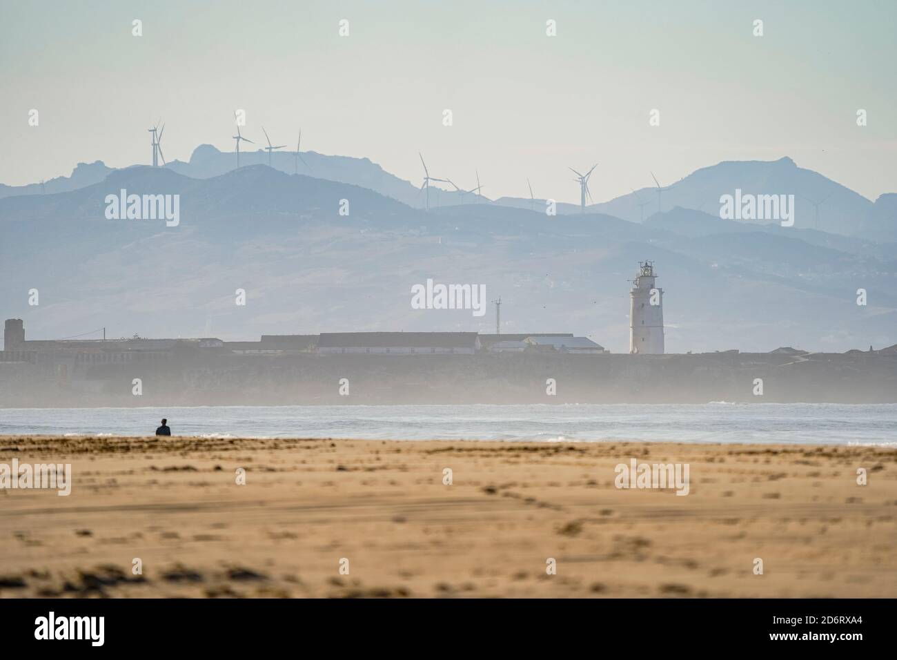 Playa de los lances, plage près de Tarifa avec la formation de lagons temporaires, phare de tarifa, Andalousie, Espagne. Banque D'Images