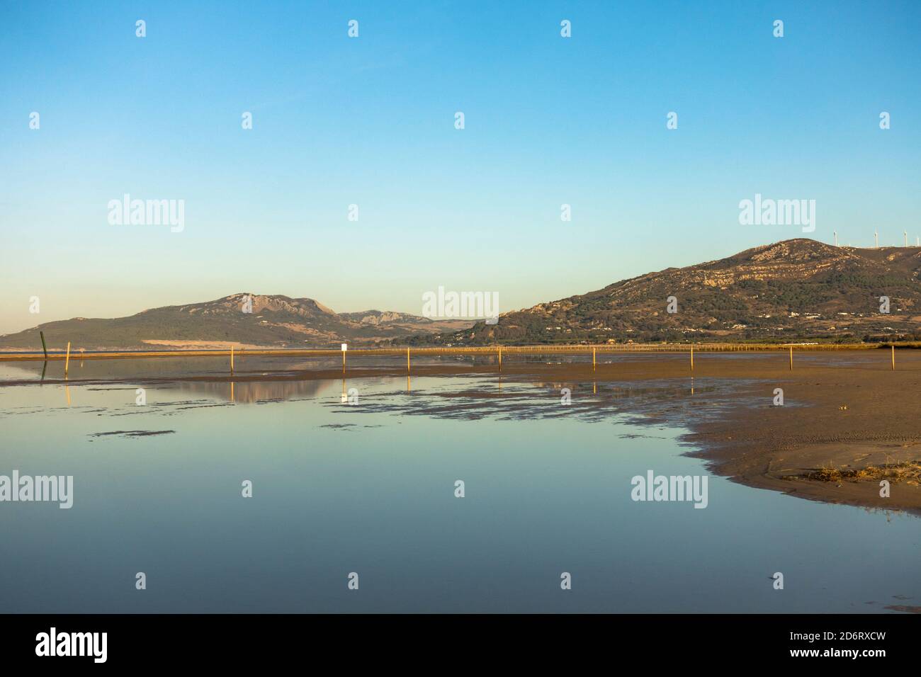 Playa de los lances, plage près de Tarifa avec la formation de lagons temporaires, Cadix, Costa de la Luz, Andalousie, Espagne. Banque D'Images