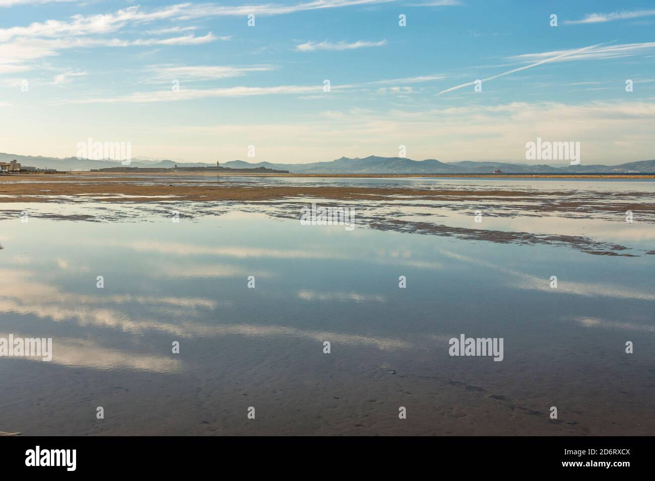 Playa de los lances, plage près de Tarifa avec la formation de lagons temporaires, Cadix, Costa de la Luz, Andalousie, Espagne. Banque D'Images