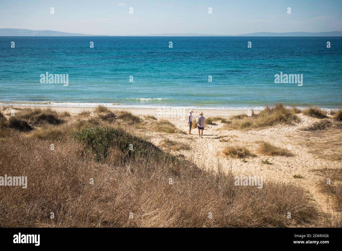 Plage de Tarifa, couple dans les dunes, Playa de los lances, environnement naturel de plage, Cadix, Costa de la Luz, Andalousie, Espagne. Banque D'Images