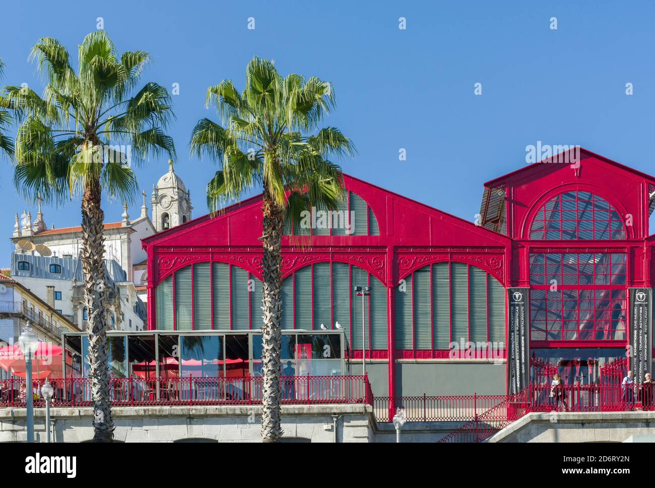 La vieille ville avec Mercado Ferreira Borges . Ville de Porto (Porto) à Rio Douro dans le nord du Portugal. La vieille ville est classée au patrimoine mondial de l'UNESCO Banque D'Images