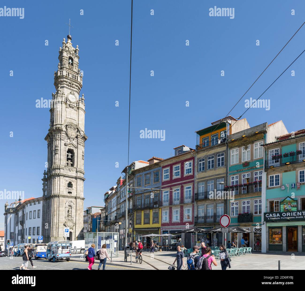 Torre dos Clerigos, la tour emblématique de Porto. Ville de Porto (Porto) à Rio Douro dans le nord du Portugal. La vieille ville est classée patrimoine mondial de l'UNESCO Banque D'Images