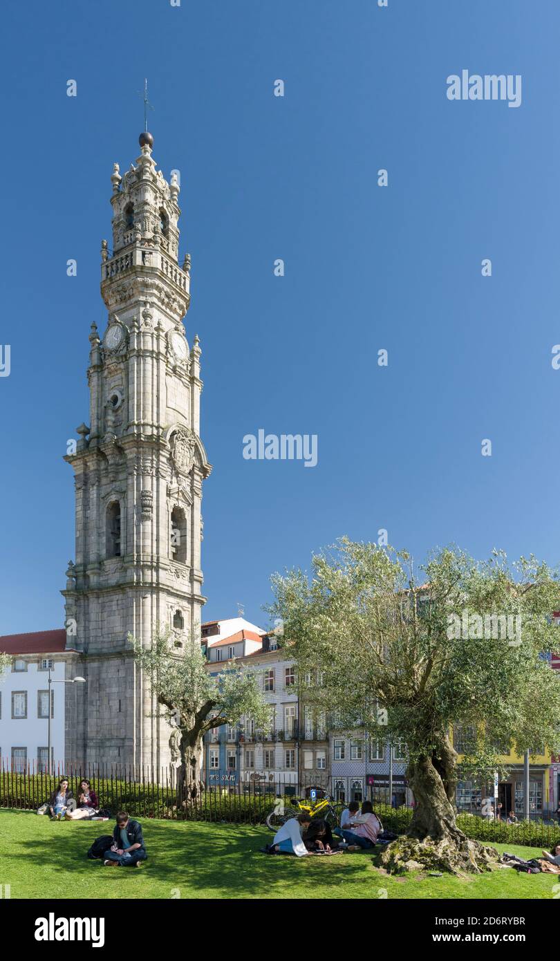 Torre dos Clerigos, la tour emblématique de Porto. Ville de Porto (Porto) à Rio Douro dans le nord du Portugal. La vieille ville est classée patrimoine mondial de l'UNESCO Banque D'Images