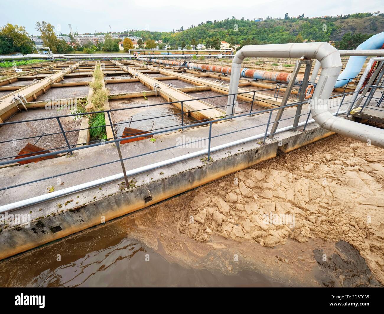 Pont de tuyau et de promenade au-dessus de la piscine d'eaux usées. Réservoir de sédimentation dans une usine de traitement des eaux usées Banque D'Images