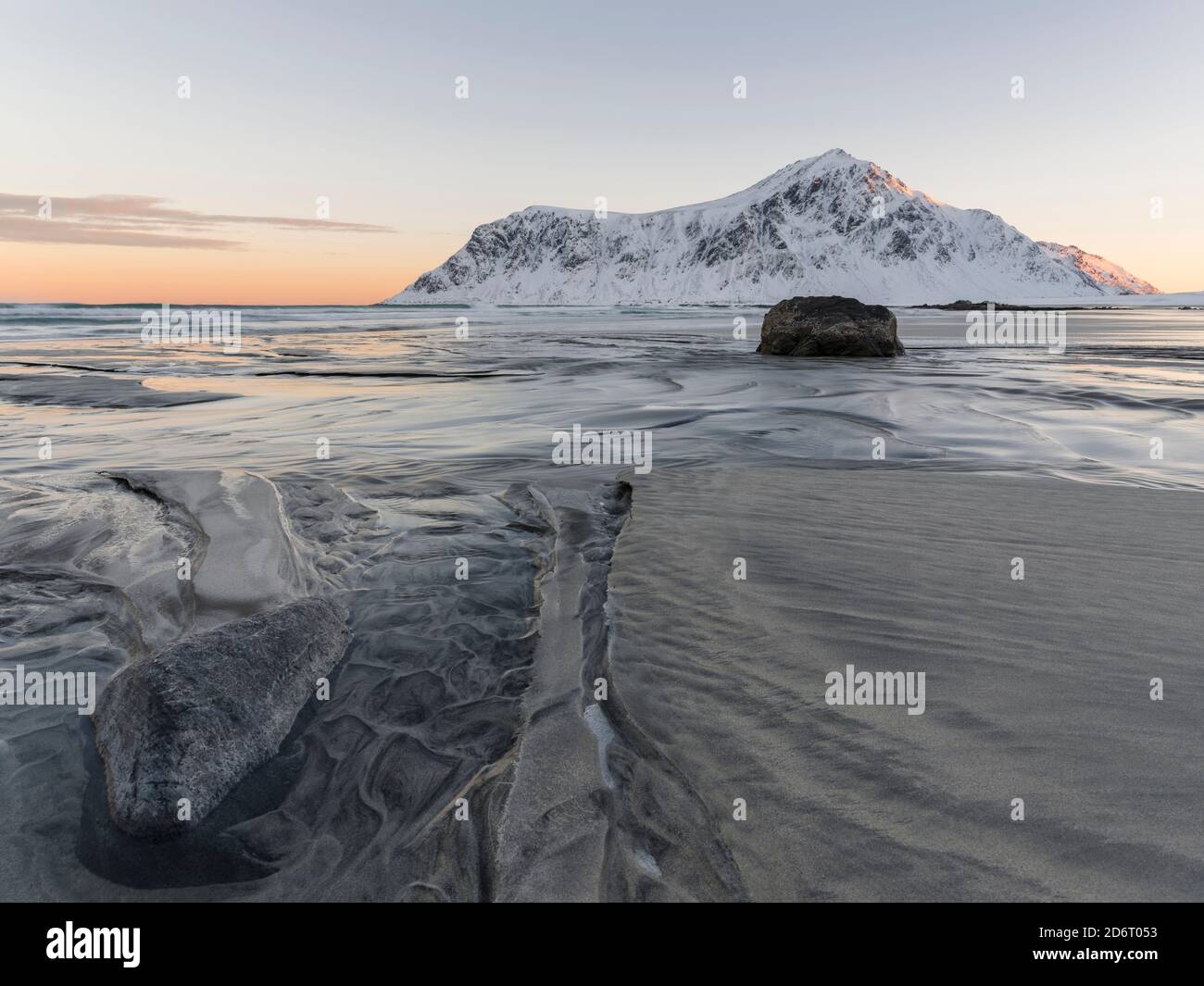 Lever du soleil sur Flakstad et la plage de Skagsanden. La côte près de Flakstad, île Flakstadoya. Les îles Lofoten dans le nord de la Norvège pendant l'hiver. Europe Banque D'Images