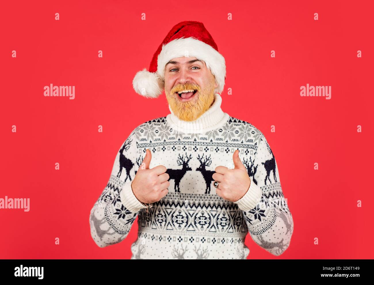 Joie de Noël. Tradition de Noël. Bonne Année. Rejoignez la fête. Tenue  d'hiver. Chandail de Noël avec cerf. L'homme taille basse porte un pull de  noël et un chapeau de Père Noël.