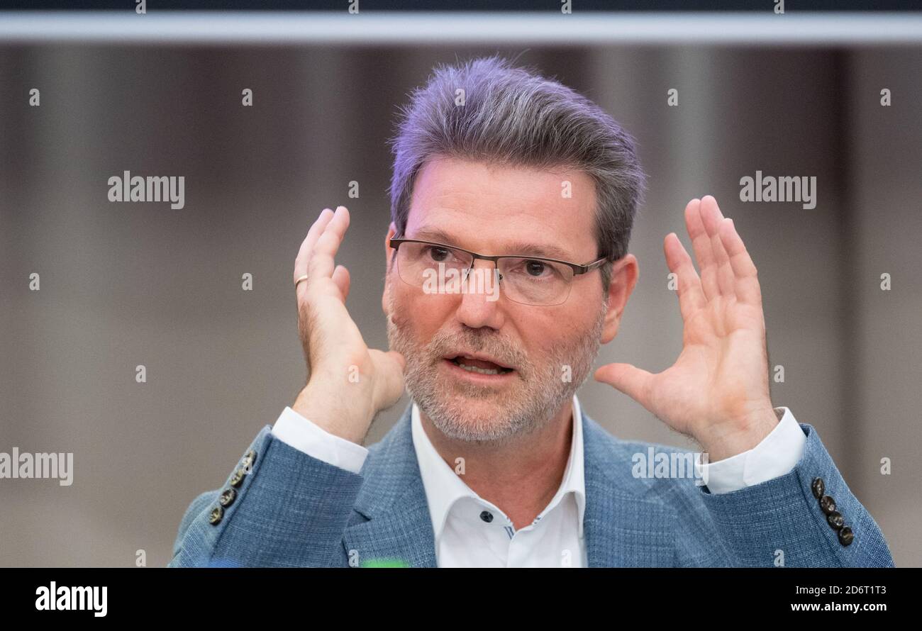 Stuttgart, Allemagne. 12 octobre 2020. Rolf Nicodème, responsable de Networked parking chez Robert Bosch GmbH, assiste à une conférence de presse. Credit: Marijan Murat/dpa/Alamy Live News Banque D'Images