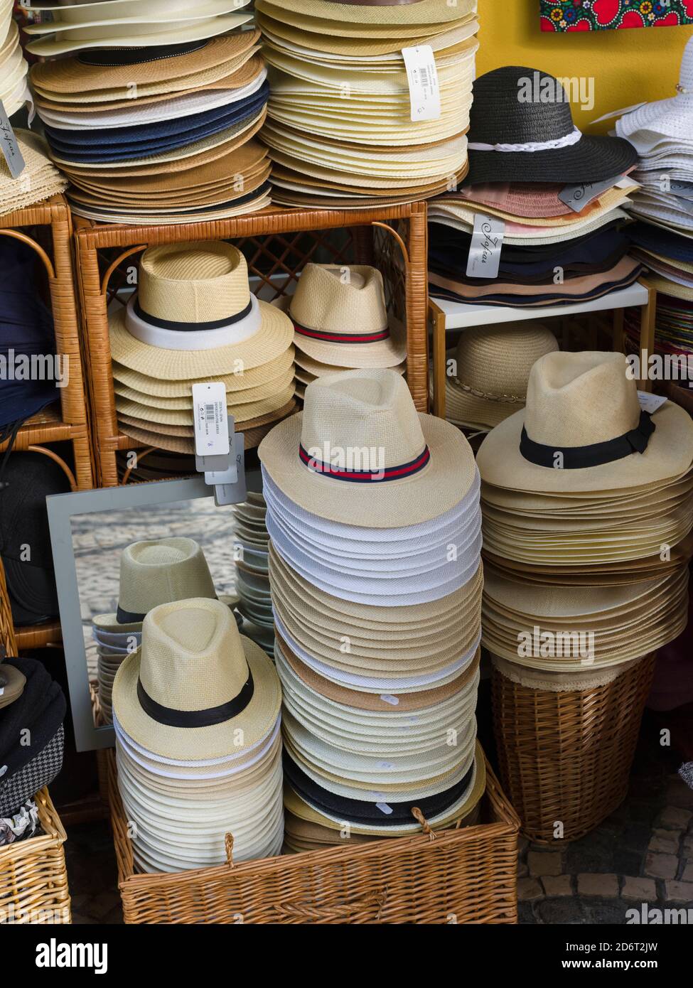 Vente de chapeaux typiques en paille. Aveiro au Portugal sur la côte de l'Atlantique. En raison des nombreux canaux Aveiro est appelé la venise de po Banque D'Images