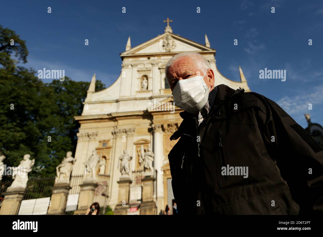 Cracovie, Pologne - 10 octobre 2020 : zone rouge en Pologne. Dans tout le pays et l'obligation de couvrir la bouche et le nez dans les espaces publics. Banque D'Images