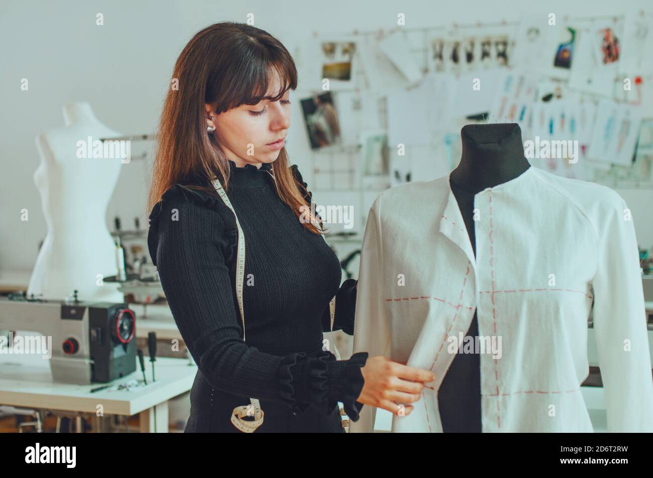 Couturière mettre une chemise sur un mannequin Banque D'Images