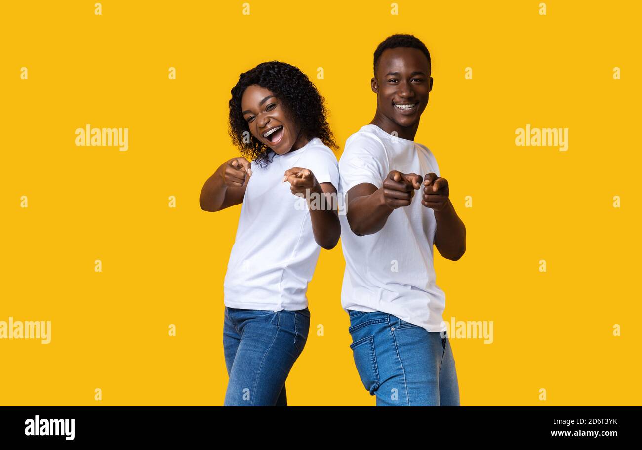 Jeune couple joyeux caméra montrer du doigt Banque D'Images