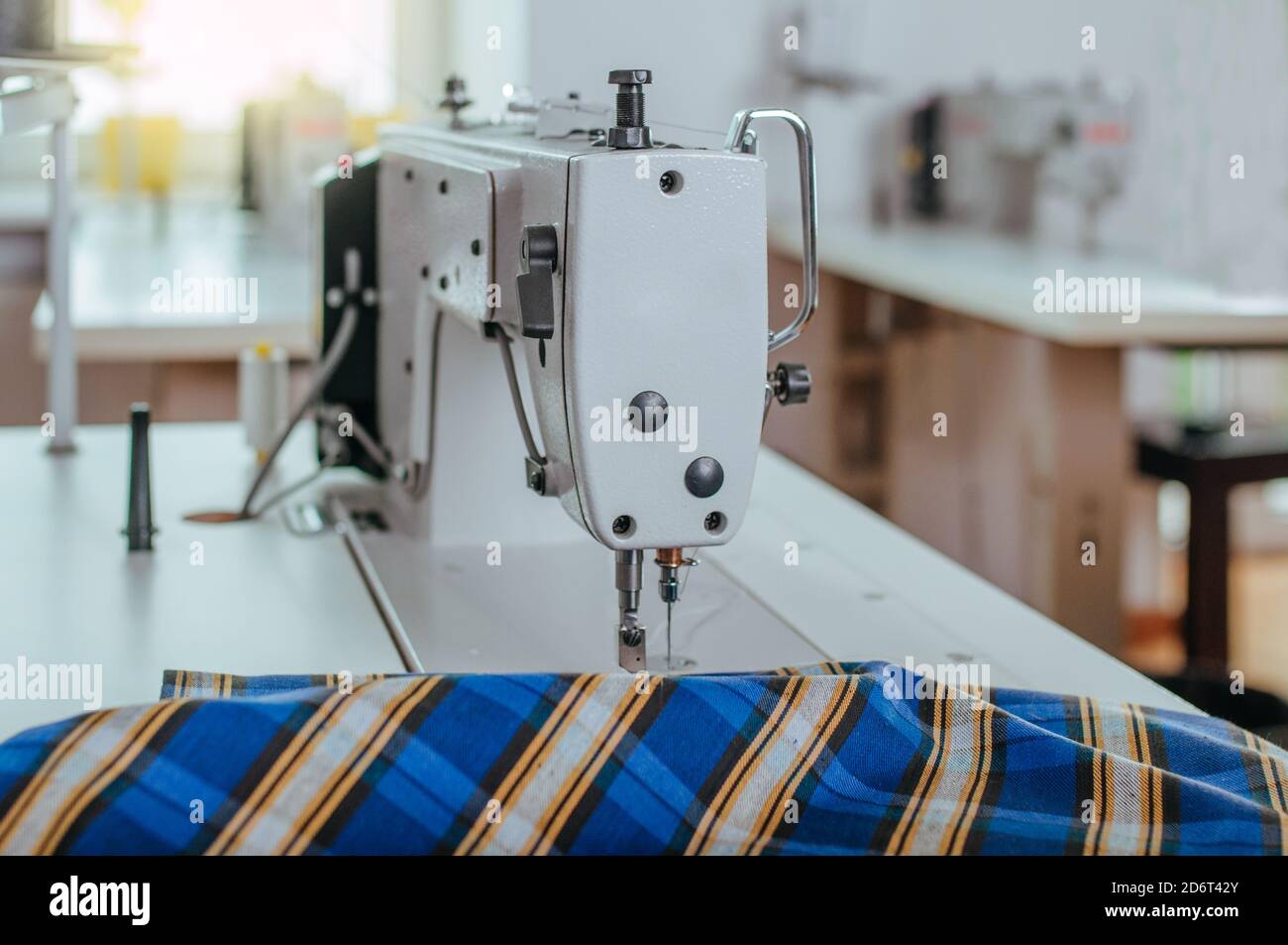 Machine à coudre avec tissu dans l'usine de couture Banque D'Images