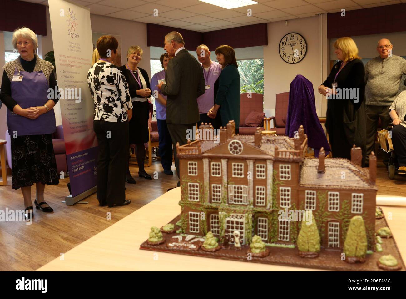 Ayrshire Hospice, Ayr, Ayrshire, Écosse, Royaume-Uni. 21 Déc 2016 HRH le Prince Charles le duc de Rothesay visite l'Hospice d'Ayrshire dans Racecourse Road Ayr l'étonnante sculpture en chocolat de la maison Highgrove douée à l'Hospice d'Ayrshire Banque D'Images