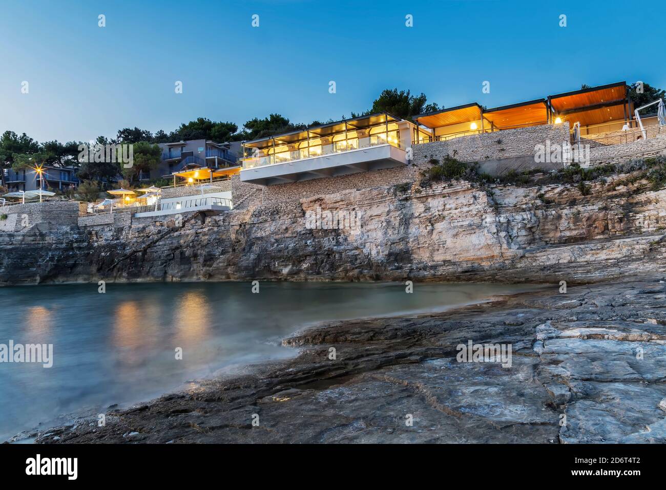 PULA, CROATIE - 14 SEPTEMBRE 2020 - Beach bar Bonaca sur la plage de Verudela à la fin de l'été, Pula, Istria, Croatie Banque D'Images