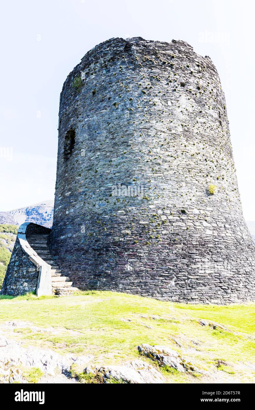 Le château de Dolbadoun est une fortification construite par le prince gallois Llywelyn le Grand au début du XIIIe siècle, à la base du col de Llanberis, dans Banque D'Images