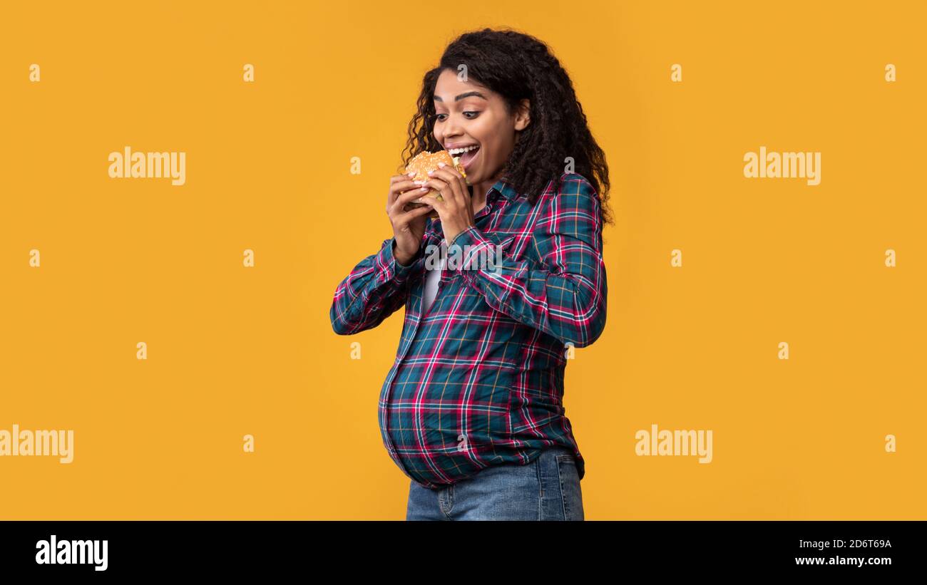 Hamburger féminin afro-américain au Studio Banque D'Images