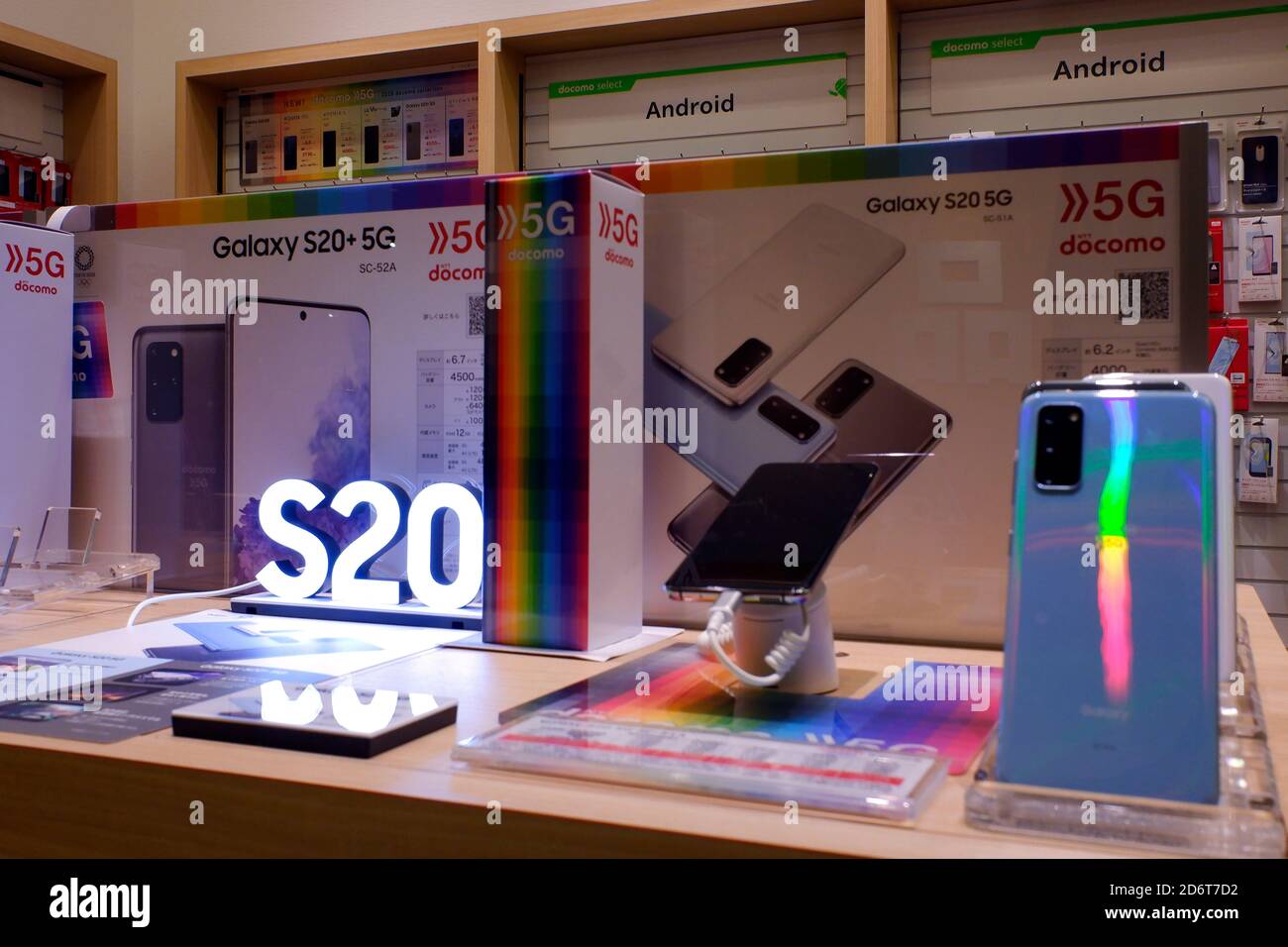 Un panneau 5G est représenté au magasin NTT docomo du quartier commerçant de Ginza à Tokyo. (Photo de Michele Sawada/Sipa USA) Banque D'Images