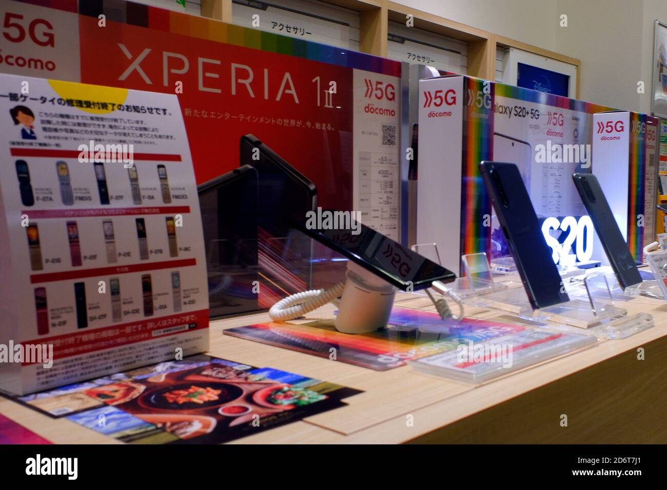 Un panneau 5G est représenté au magasin NTT docomo du quartier commerçant de Ginza à Tokyo. (Photo de Michele Sawada/Sipa USA) Banque D'Images