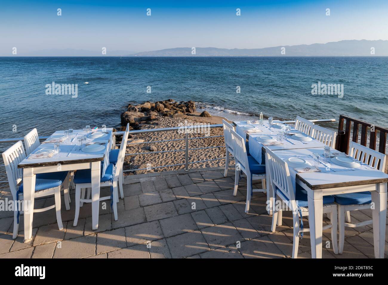Restaurant de plage avec vue sur la mer au coucher du soleil Banque D'Images