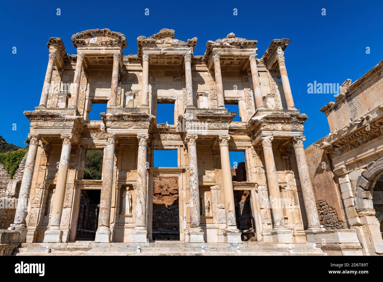 Ruines de la bibliothèque Celsius dans la ville antique d'Éphèse, Turquie. Banque D'Images