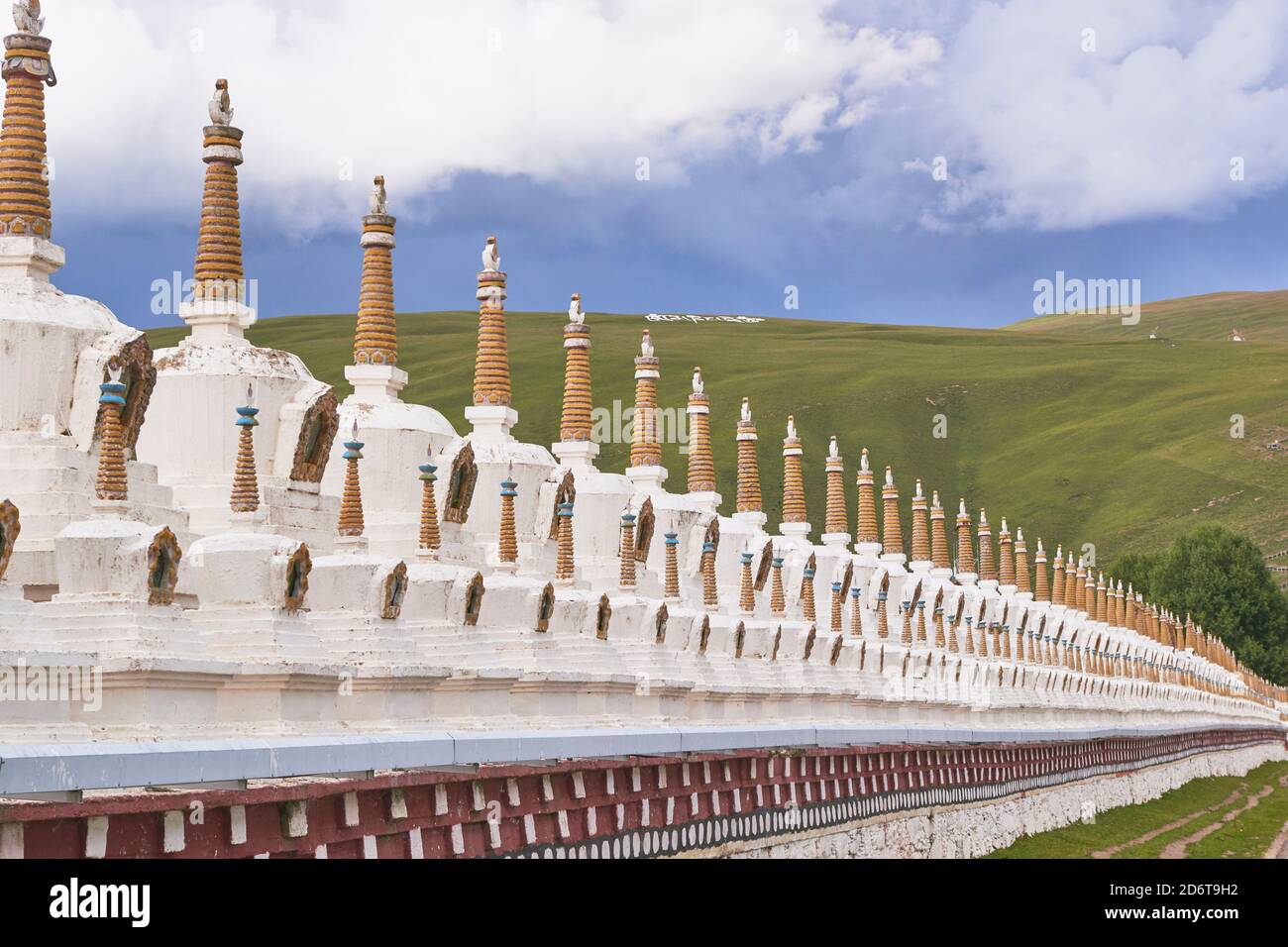 Ancien mur de briques de sanctuaire oriental situé dans vert sans fin vallée sous un ciel bleu et tranquille dans la province du Sichuan Banque D'Images