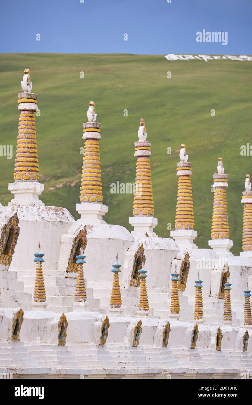 Ancien mur de briques de sanctuaire oriental situé dans vert sans fin vallée sous un ciel bleu et tranquille dans la province du Sichuan Banque D'Images