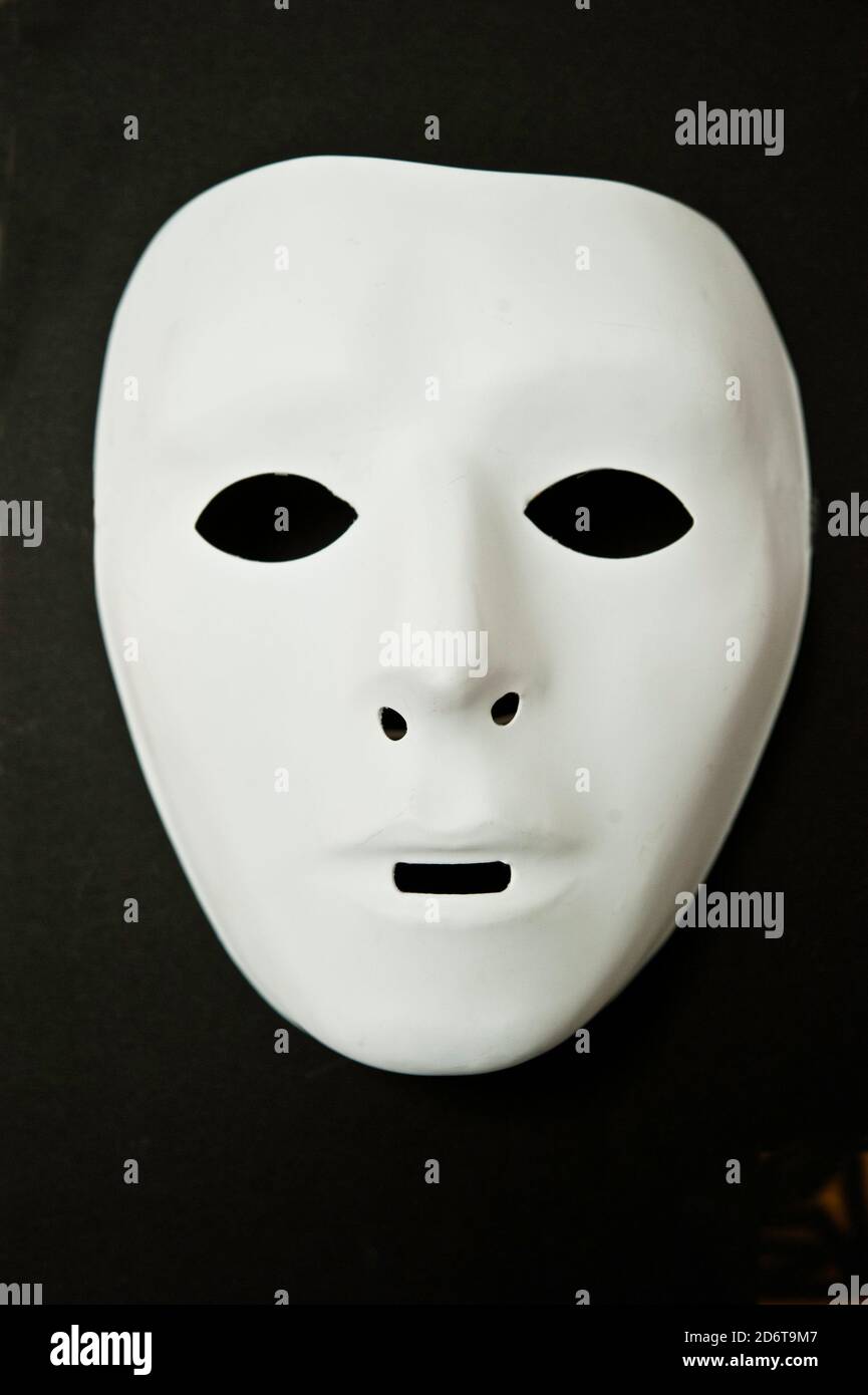Masque blanc sur fond noir Banque D'Images