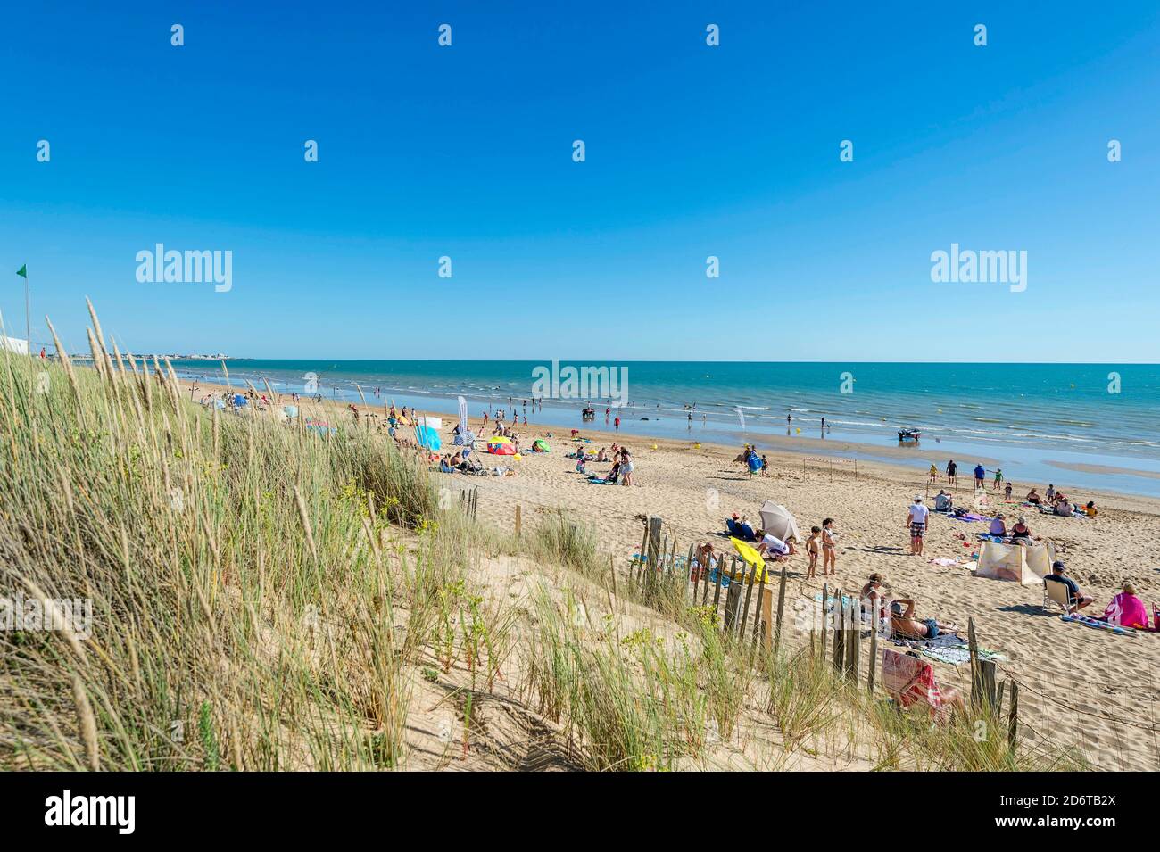 SaintHilairedeRiez (centreouest de la France) touristes sur la plage "plage de la Pege