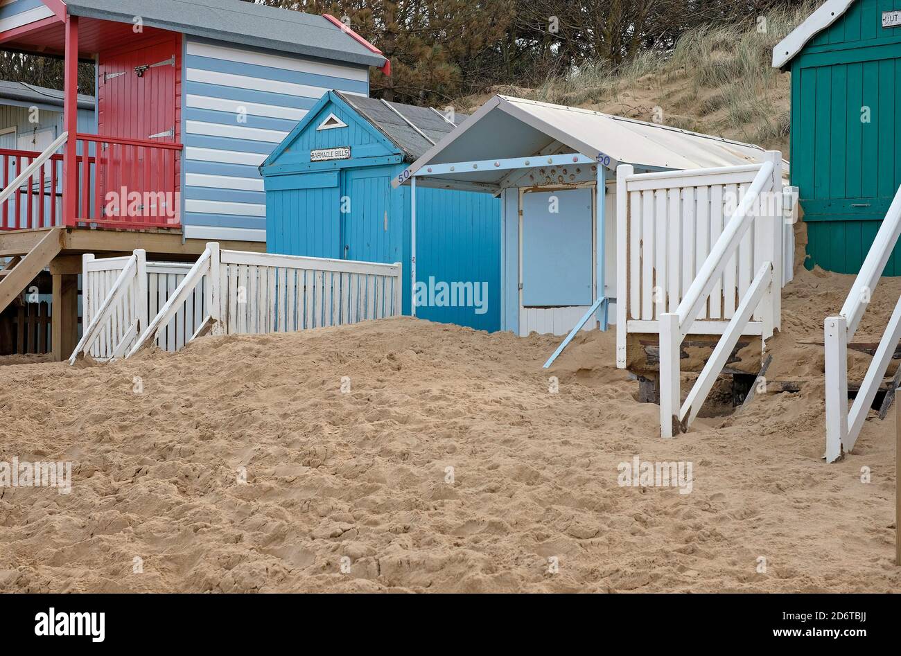 dérive du sable autour des huttes de plage, puits-à-côté-de-la-mer, nord de norfolk, angleterre Banque D'Images
