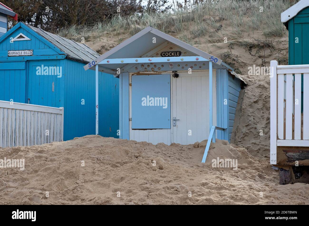 dérive du sable autour des huttes de plage, puits-à-côté-de-la-mer, nord de norfolk, angleterre Banque D'Images