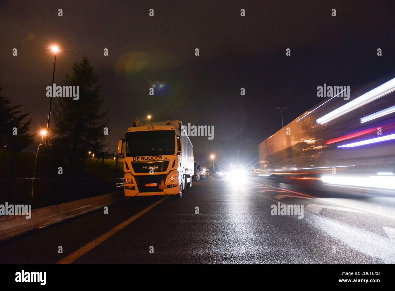 Difficultés de stationnement de camions dans la région de Paris en fin de journée. De nombreux camions en transit dans la région de Paris vont et se garer dans la zone de service de Vemars Banque D'Images