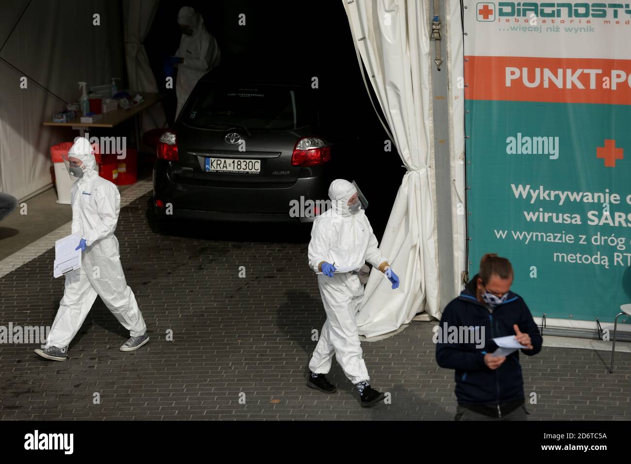 Cracovie, Pologne - 10 octobre 2020 : zone rouge en Pologne. Une file d'attente de voiture géante pour effectuer des tests - écouvillons pour la présence du coronavirus du COV-SRAS-2 Banque D'Images